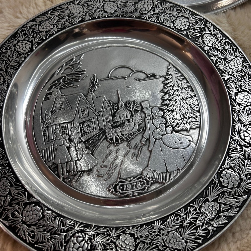 1978 Wilton Pewter Plate‎ Hanging Christmas Scene Embossed Collectible Decor